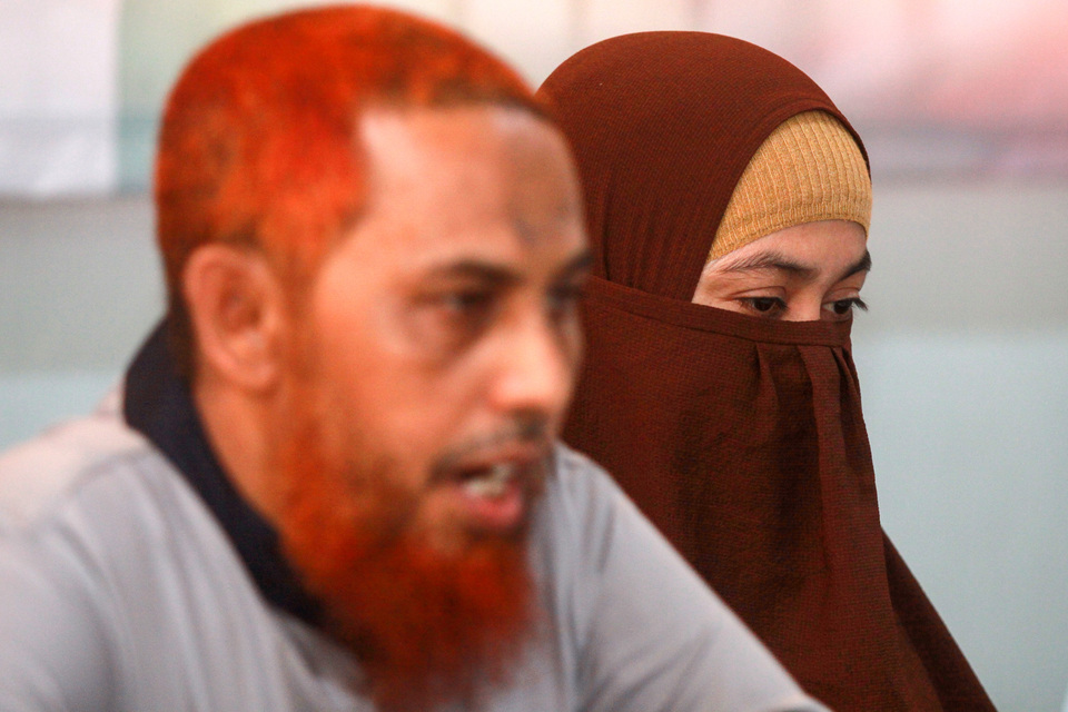 Terror convict Umar Patek, left, accompanied by his wife Gina Gutierez Luceno alias Rukayah, speaks in a press conference at Porong Prison in Sidoarjo, East Java on 21 November, 2019. (Antara Photo/Umarul Faruq)