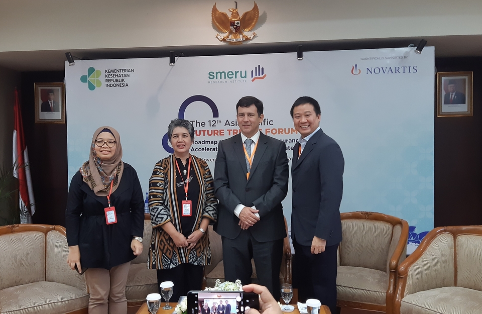 From second from left, Smeru Research Institute director Widjajanti Isdijoso, Novartis Indonesia president director Jorge Wagner and health expert Jeremy Lim from Singapore at the 12th Future Trends Forum in Jakarta on Thursday. (JG Photo/Diana Mariska)