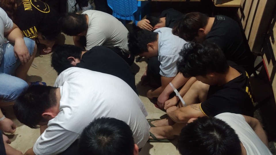 Sixty-six Chinese citizens were arrested by the Jakarta Police on Monday for allegedly being involved in an online fraud syndicate. (B1 Photo/Bayu Marhaenjati)