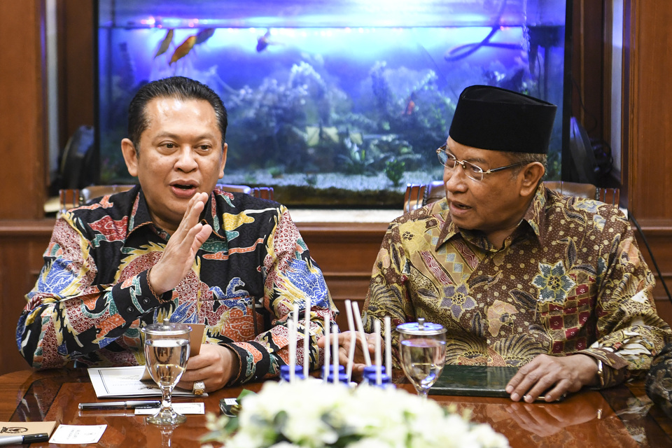 Bambang Soesatyo, the chairman of the People'd Consultative Assembly, right, discusses a possible limited amendment to the 1945 Constitution the Nahdlatul Ulama Executive Board chairman Said Aqil Siraj on Wednesday.   (Antara Photo/Hafidz Mubarak A.)