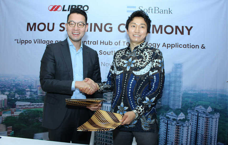 Lippo Karawaci chief executive John Riady, left, and Hidebumi Kitahara, Softbank's vice president of global business strategy, sign a memorandum of understanding in Jakarta on Thursday. (B1 Photo/Emral Firdiansyah)