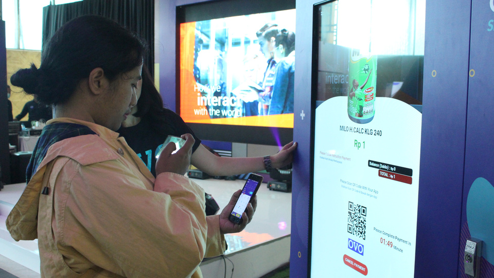 A man uses the OVO SmartCube Vending Machine to buy soft drinks. (Photo courtesy of OVO)