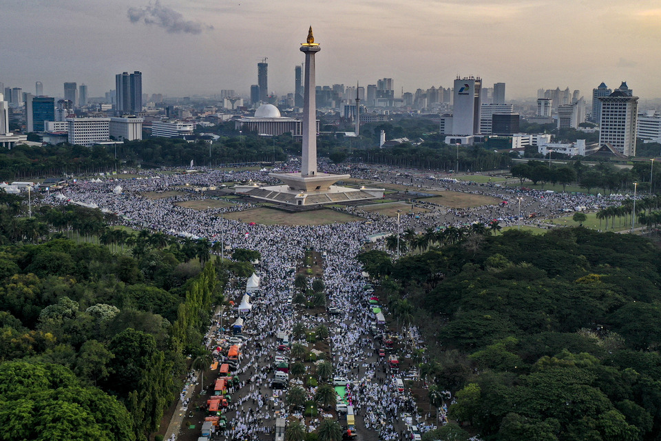 Indonesian Muslims filled Jakarta's National Monument (Monas) on Monday morning to commemorate the Dec. 2, 2016 rally to oust then Jakarta governor Basuki 'Ahok' Tjahaja Purnama. (Antara Photo/Aruna)