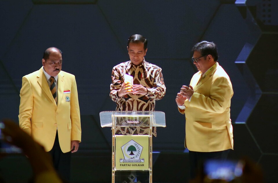 President Joko WIdodo, center, opens the Golkar Party national congress with current Golkar chairman Airlangga Hartarto, right, in Jakarta on Tuesday. (B1 Photo/Joanito De Saojoao)