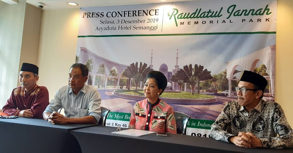 San Diego Hills director Suziany Japardy, second from right, speaks in a press conference in Jakarta on Tuesday, as she introduces the company's first Muslim cemetery project to be built in Karawang, West Java. (B1 Photo/Imam Muzakir)