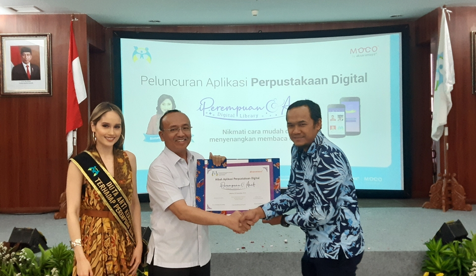 Actress and the ambassador of the anti-violence against women and children campaign, Cinta Laura Kiehl, left, and KPPPA's spokesman Pribudiarta Nur Sitepu, center, at the launch of the 'I-Perempuan dan Anak' library app in Jakarta on Monday. (JG Photo/Diana Mariska)