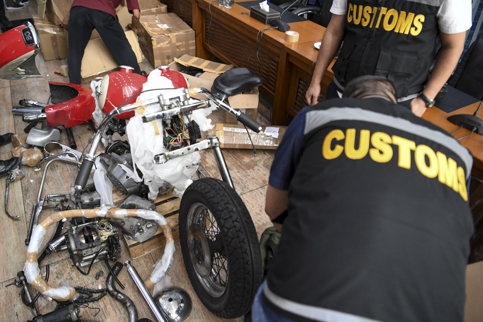 Customs officers find a smuggled Harley Davidson Shovelhead and Brompton bicycles at Soekarno-Hatta International Airport on Nov. 17. (Antara Photo/Hafidz Mubarak A.)