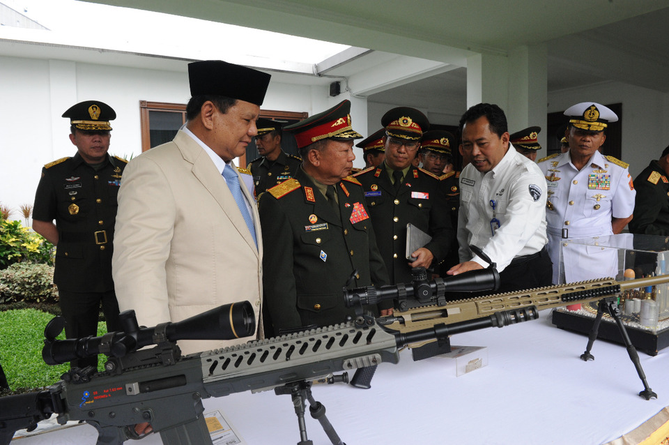 Defense Minister Prabowo Subianto, left, and his Laotian counterpart Maj. Gen. Chansamone Chanyalath inspect a Pindad-made log rifle in Jakarta on Wednesday. (Photo courtesy of the Defense Ministry)