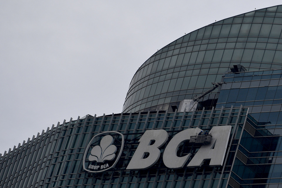 Workers clean up Bank Central Asia's (BCA) sign at BCA Tower in Jakarta on March 12, 2019. (Antara Photo/Sigid Kurniawan)