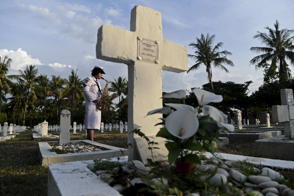 A Navy soldier plays a saxophone during a ceremony at Seroja Heroes Cemetery in Dili, Timor Leste, on Friday. (Antara Photo/Zabur Karuru)