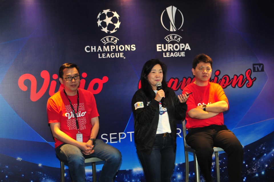 Link Net's content & e-sports director Ferliana Suminto, center, announces new First Media channels on European football competition  Champions League and Europa League in Jakarta in September. (B1 Photo/Mohammad Defrizal)