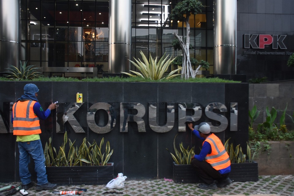Workers repair letters of the Corruption Eradication Commission building in South Jakarta on Dec. 19, 2019 after protesters vandalized the building during a raly days earlier. (Antara Photo/Indrianto Eko Suwarso)