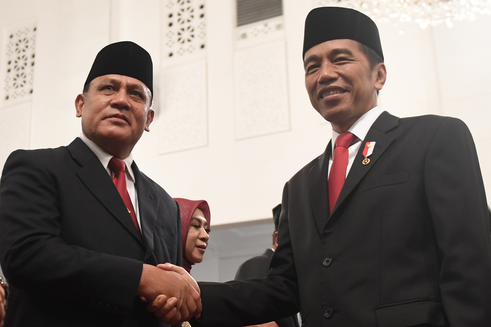 New KPK chairman Firli Bahuri, left, being congratulated by President Joko Widodo after his inauguration at the State Palace on Friday.  (Antara Photo/Akbar Nugroho Gumay)