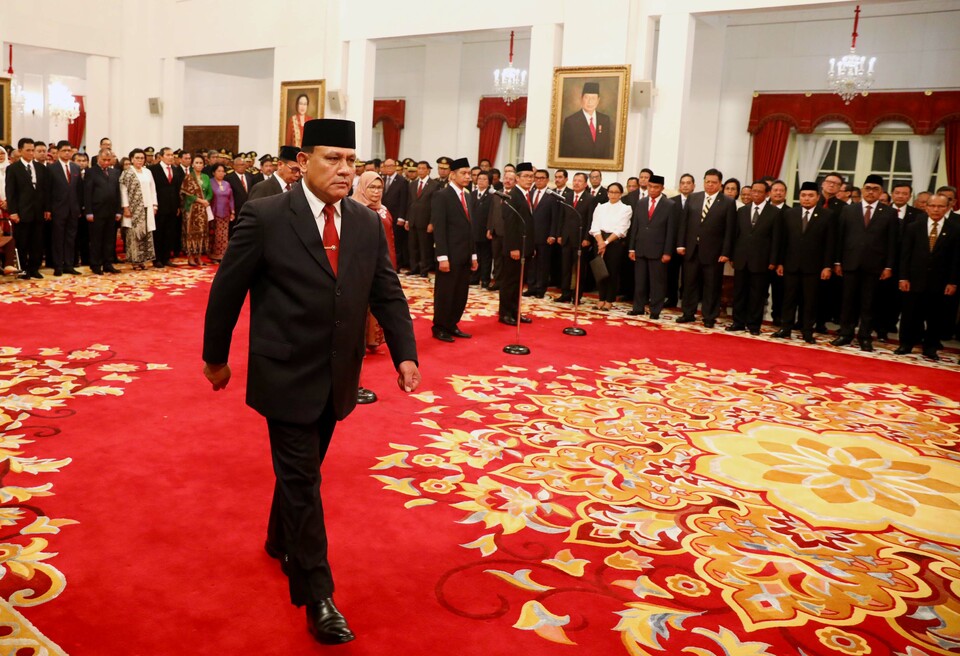 Firli Bahuri walks pass in the State Palace for his inauguration as the Corruption Eradication Commission (KPK) chairman on Friday, (B1 Photo/Joanito De Saojoao)