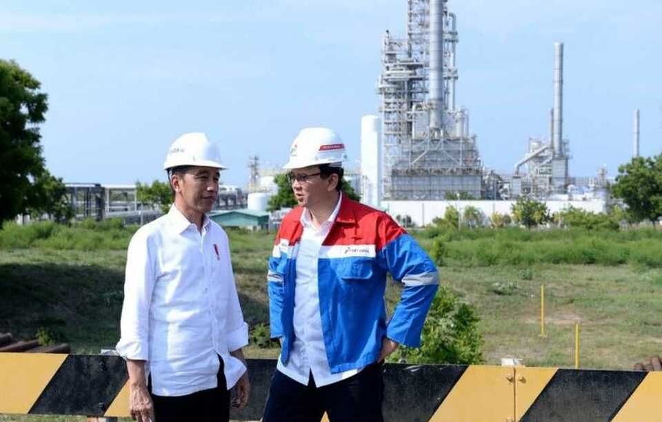 President Joko "Jokowi" Widodo, left, tasks old confidant Basuki "Ahok" Tjahaja Purnama to keep a close eye on the refinery development. (Photo courtesy of Presidential Secretariat) 