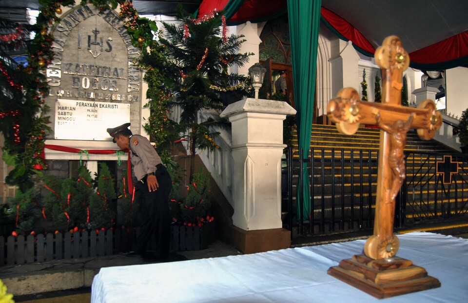 Members of the Bogor City Police performs security check at the Cathedral Church in Bogor, West Java. Ahead of the preparations for Christmas 2024 and New Year 2025, tens of thousands of joint personnel from the Indonesian Military (TNI) and the National Police (Polri) will be deployed to secure more than 61,000 crowded locations and places of worship. (ANTARA FOTO/Arif Firmansyah)