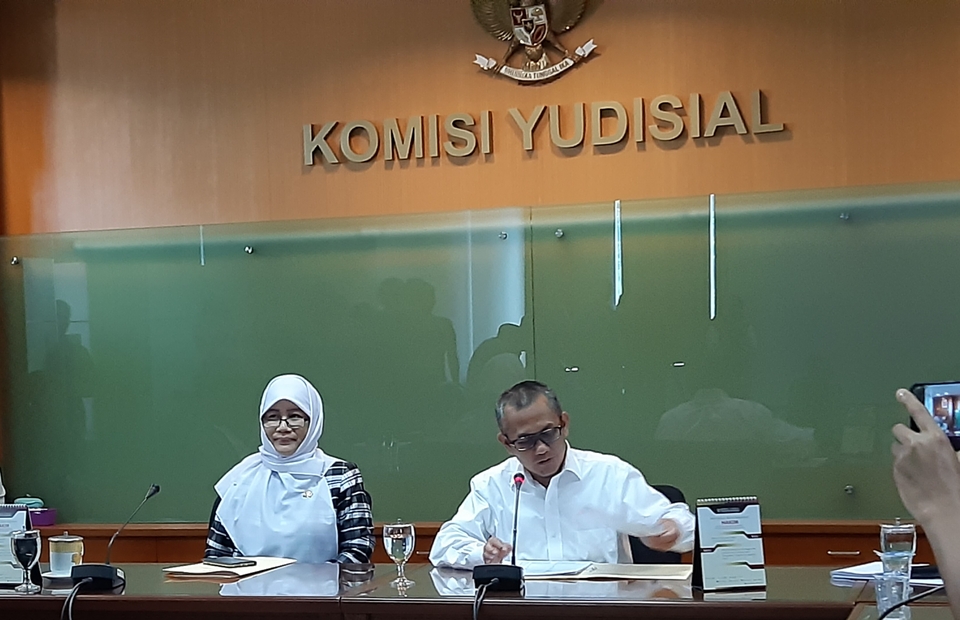 The Judicial Commission's head of supervision and investigation Sukma Violetta and chairman Jaja Ahmad Jayus on Thursday. (JG Photo/Diana Mariska)