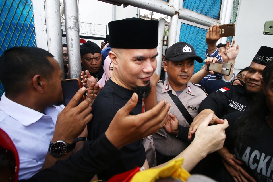 Rocker Ahmad Dhani, center, is released from the Cipinang Prison in East Jakarta on Monday after serving a jail term for hate speech. (Antara Photo/Rivan Awal Lingga)