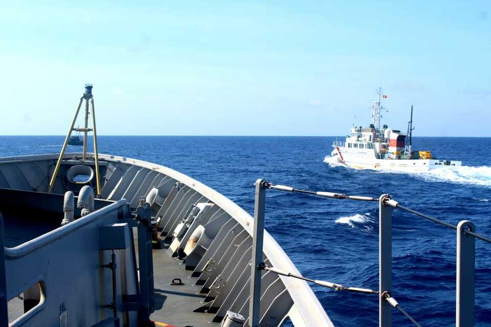 The Indonesian Coast Guard wards off a foreign fishing boat in the North Natuna Sea on Feb. 24, 2019. (Photo courtesy of the Maritime Affairs and Fisheries Ministry)