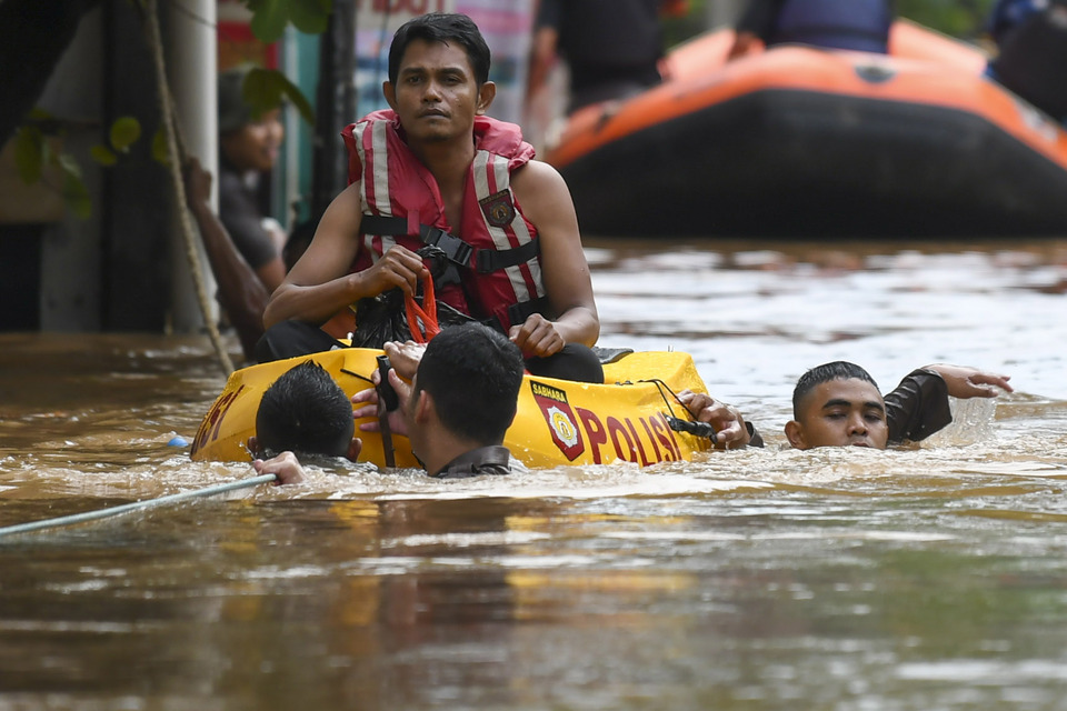 Flood as high as 2 meters submerged residential and business areas in Jakarta, Bogor, Depok, Tangerang, and Bekasi, disrupting airport, railway and bus operations in the area as well as leaving millions without power for several hours. (Antara Photo/ /Galih Pradipta)