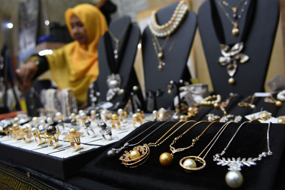 Gold jewelry was the number one commodity stoking up inflation last year. (Antara Photo/Aditya Pradana Putra)
 