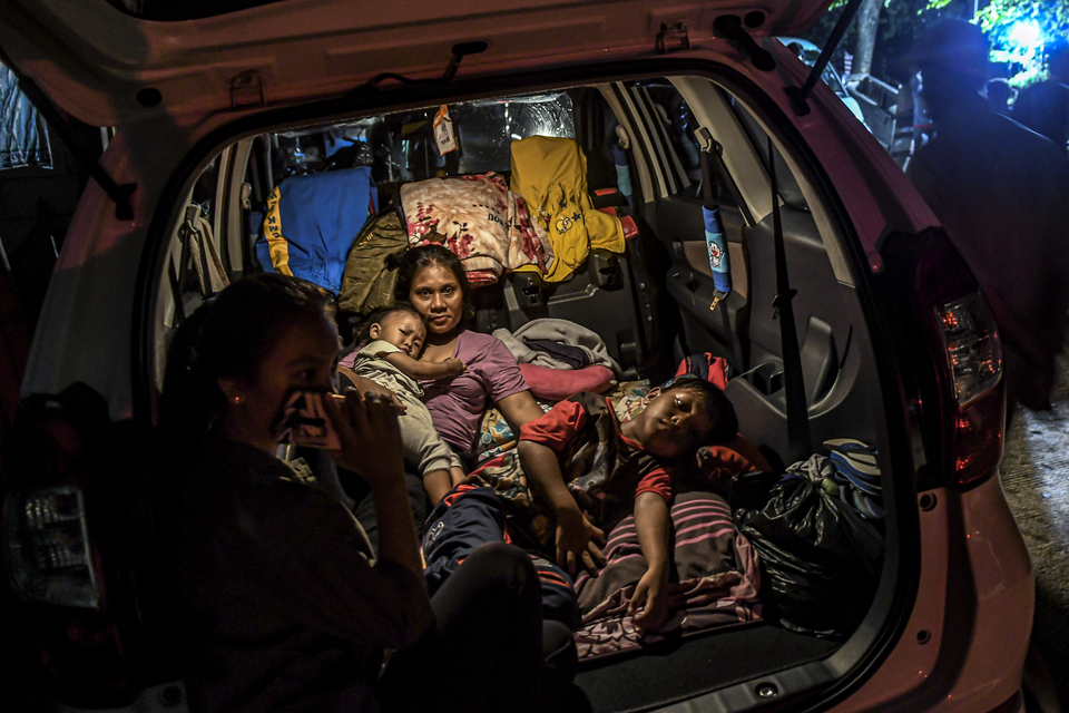 Flood victims take shelter inside a car in Kampung Baru, Kembangan, West Jakarta on Jan. 2. (Antara Photo/Muhammad Adimaja)