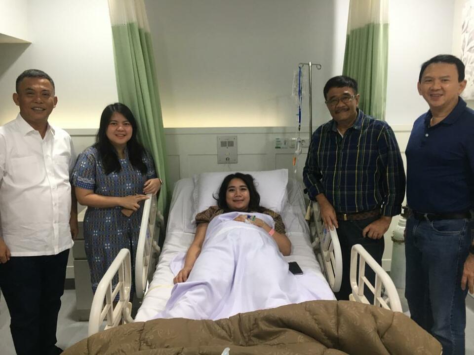Basuki Tjahaja Purnama, right, poses for a photo with his wife Puput Nastiti Devi, center, former Jakarta deputy governor Djarot Saiful Hidayat, second from right, and Jakarta Legislative Council speaker Prasetio Edi Marsudi, left, at the Bunda Maternity Hospital in Central Jakarta on Monday. (Handout Photo)