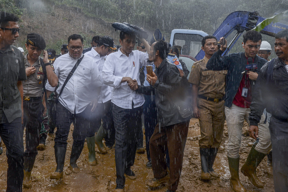 President Joko Widodo visited Harkat Jaya village near Bogor, West Java, on Tuesday to distribute aid to flood and landslide victims. (Antara Photo/Rajendra Aqila)