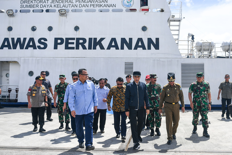 President Joko "Jokowi" Widodo accompanied by Maritime Affairs and Fisheries Minister Edhy Prabowo visit Natuna in the Riau Islands on Wednesday. (Antara Photo/M. Risyal Hidayat)
