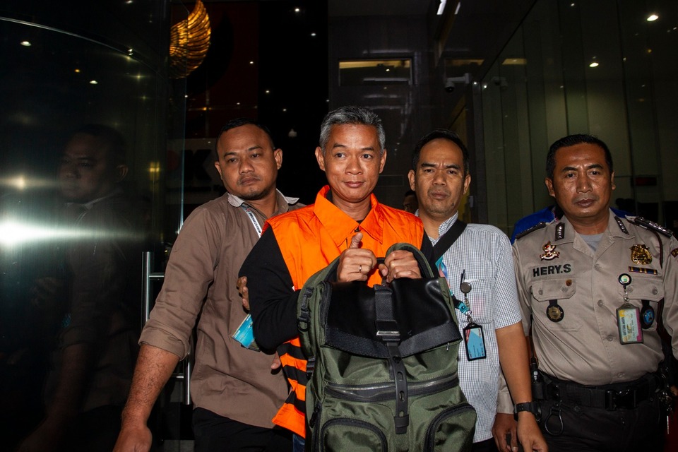 General Election Commission (KPU) commissioner Wahyu Setiawan, second from left, is taken to the Corruption Eradication Commission’s detention facility in Jakarta on Friday after he becomes suspect for taking bribe. (Antara Photo/Dhemas Reviyanto)