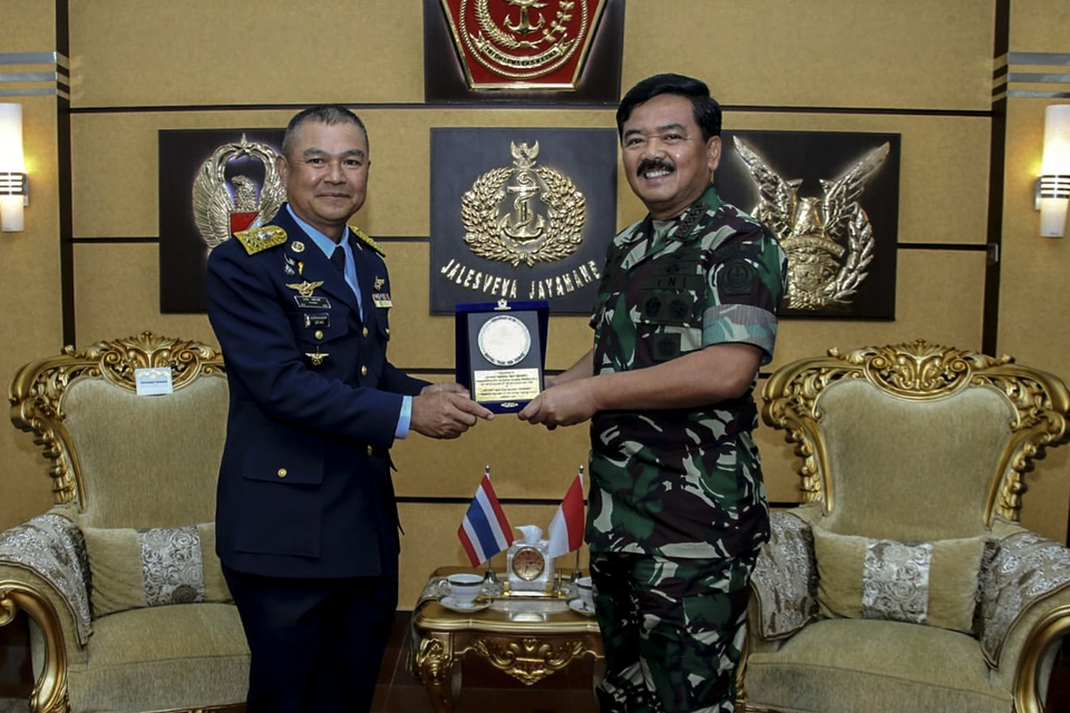 TNI Commander Chief Air Marshal Hadi Tjahjanto, right, and commander-in-chief of the Royal Thai Air Force Air Chief Marshal Maanat Wongwat in Jakarta on Thursday. (Indonesian National Armed Forces Public Relations and Media Service/H. Agus Cahyono)
