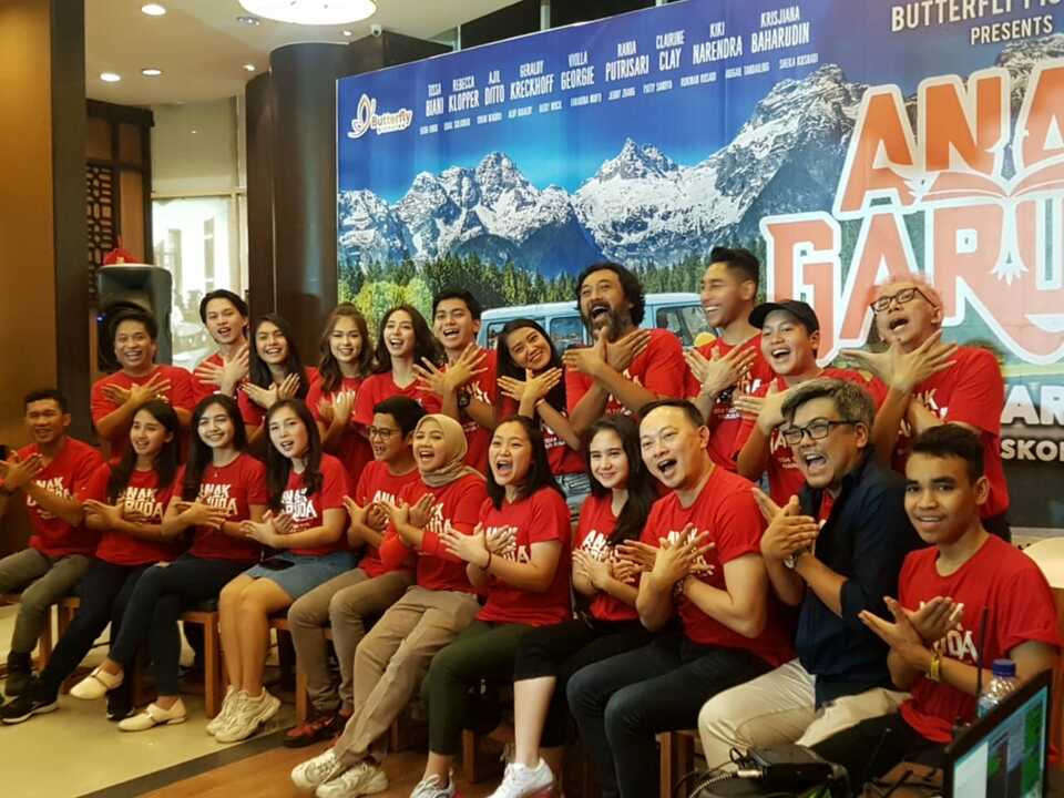 Selamat Pagi Indonesia School founder Koh Jul (far right, top row), graduates of the school and the 'Anak Garuda' cast and crew at a press conference in Jakarta on Monday. (JG Photo/Nur Yasmin)