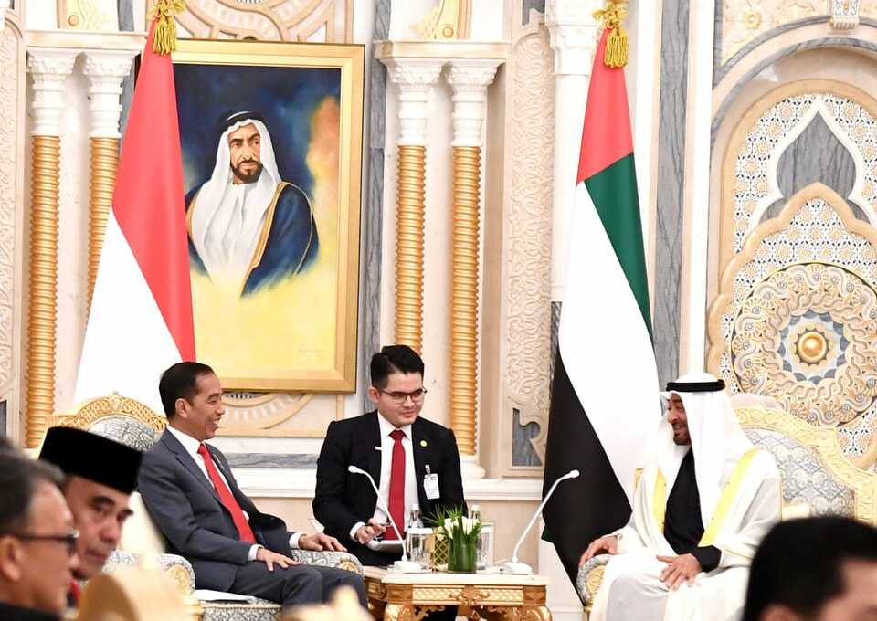 President Joko 'Jokowi' Widodo, left, with United Arab Emirates Crown Prince Mohammed bin Zayed (MBZ) in Abu Dhabi on Monday. (Photo courtesy of the Presidential Secretariat)