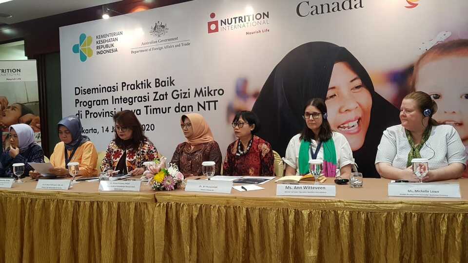 Dr. Kirana Pritasari, general director of public health at the Health Ministry (middle) and dr. Sri Kusyuniati, country director of Nutrition International (third from left) at the press conference in Jakarta on Tuesday. (JG Photo/Nur Yasmin)