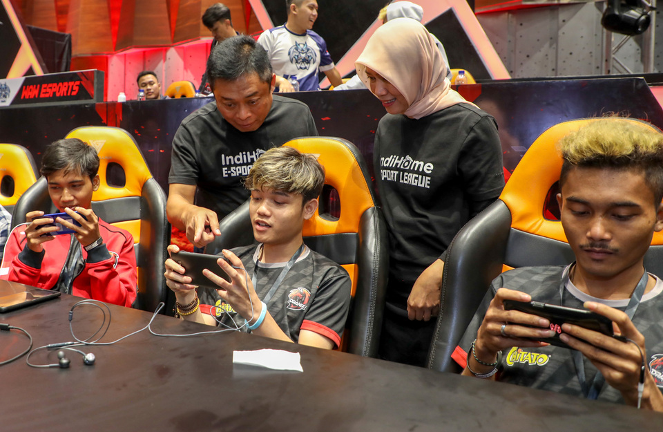 Indonesian gamers compete in the IndiHome Esports League 2019 for a total prize of Rp 1.3 billion in Jakarta on Dec. 6, 2019.  (Antara Photo)