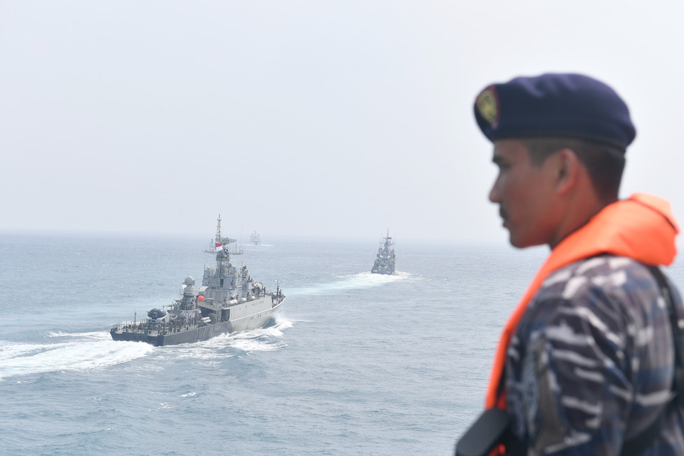 Many Indonesians demand strong-armed action from the government in the recent standoff with China in the North Natuna Sea. (Antara Photo/M. Risyal Hidayat)