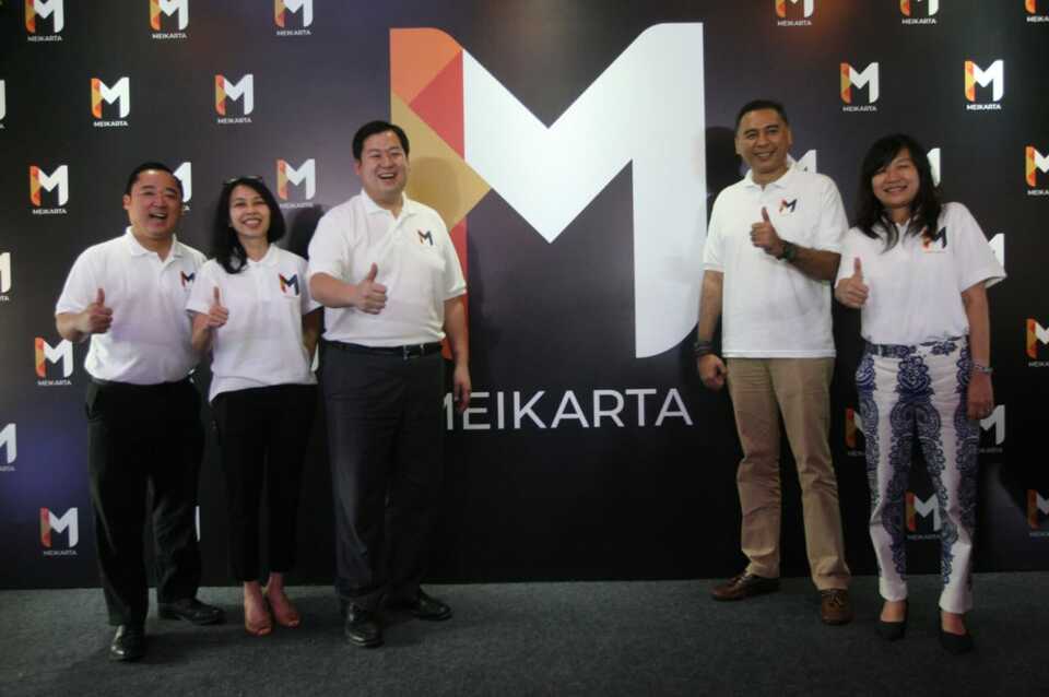 Lippo Cikarang advisor Henry Riady, center, and Meikarta President Director Reza Chatab, second from right, introduce new logo of the Meikarta property development in Jakarta on Tuesday. (Beritasatu Photo/Mohammad Defrizal)