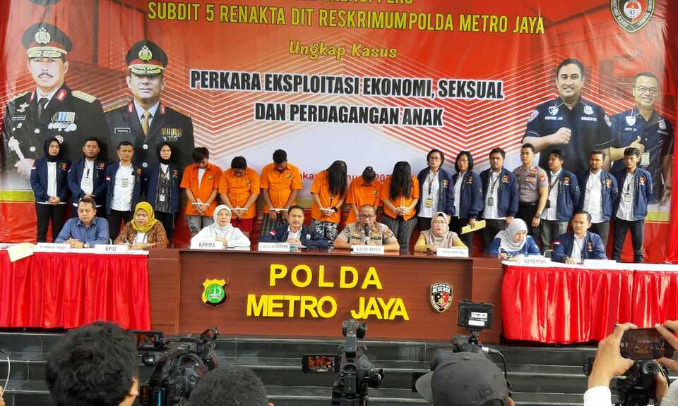Six suspects in an alleged child prostitution ring in North Jakarta are paraded in front of the media at the Jakarta Police headquarters on Tuesday. (Photo courtesy of the Jakarta Police)