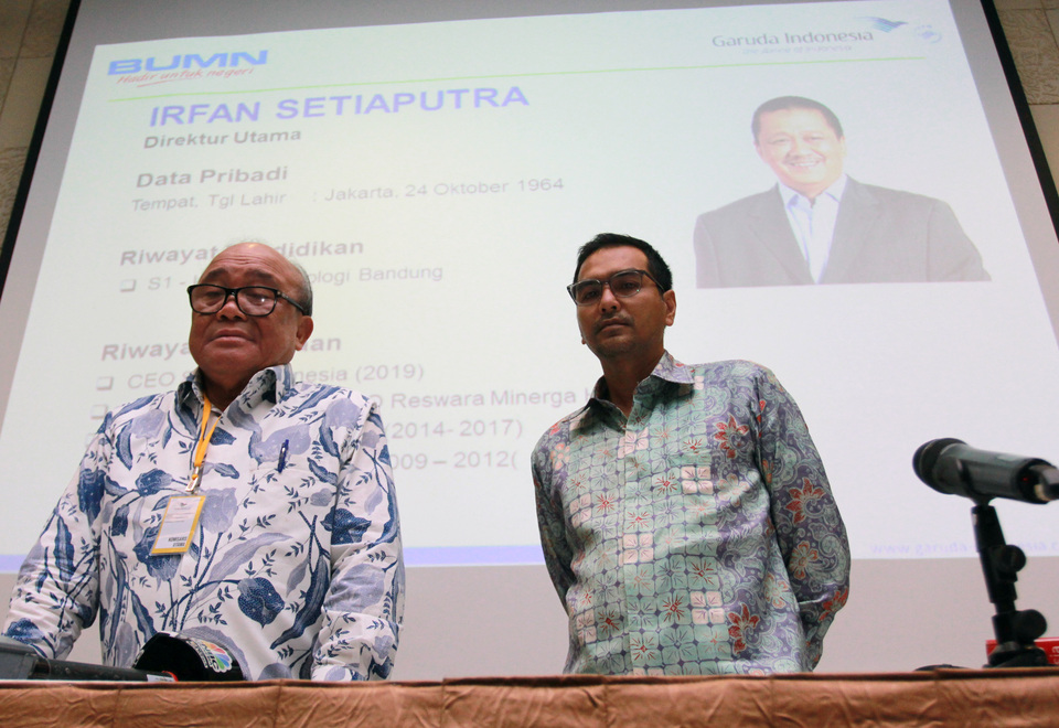 Sahala Lumban gaol, Garuda Indonesia's former chief commissioner, left, and Fuad Rizal, the airline's former interim president director, announced Irfan Setiaputra's appointment as Garuda's new chief executive on Wednesday. (Antara Photo/Muhammad Iqbal)