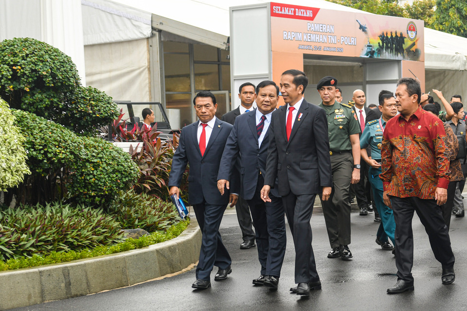 President Joko Widodo, second from right, and Defense Minister Prabowo Subanto, second from left, walks outside the Defense Ministry compound on Thursday. (Antara Photo/M. Risyal Hidayat)