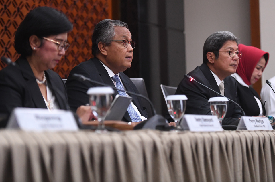 Bank Indonesia Governor Perry Warjiyo, second from left, speaks to the press after the board of governors' meeting on Jan. 23, 2020. (Antara Photo/Akbar Nugroho Gumay)