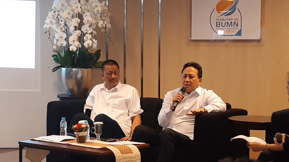 Garuda Indonesia's chief executive Irfan Setiaputra, right, and chief commissioner Triawan Munaf speak in a discussion in Jakarta on Friday. (JG Photo/Diana Mariska)
