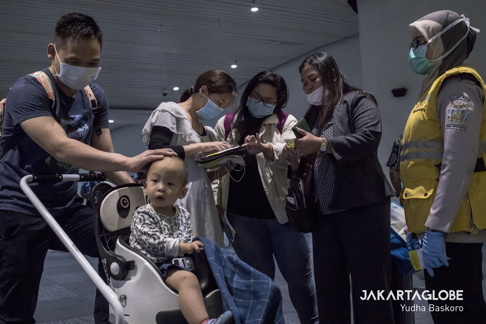 Passengers filling in a medical report card after arriving from overseas at Jakarta's Soekarno-Hatta International Airport in February. (JG Photo/Yudha Baskoro)