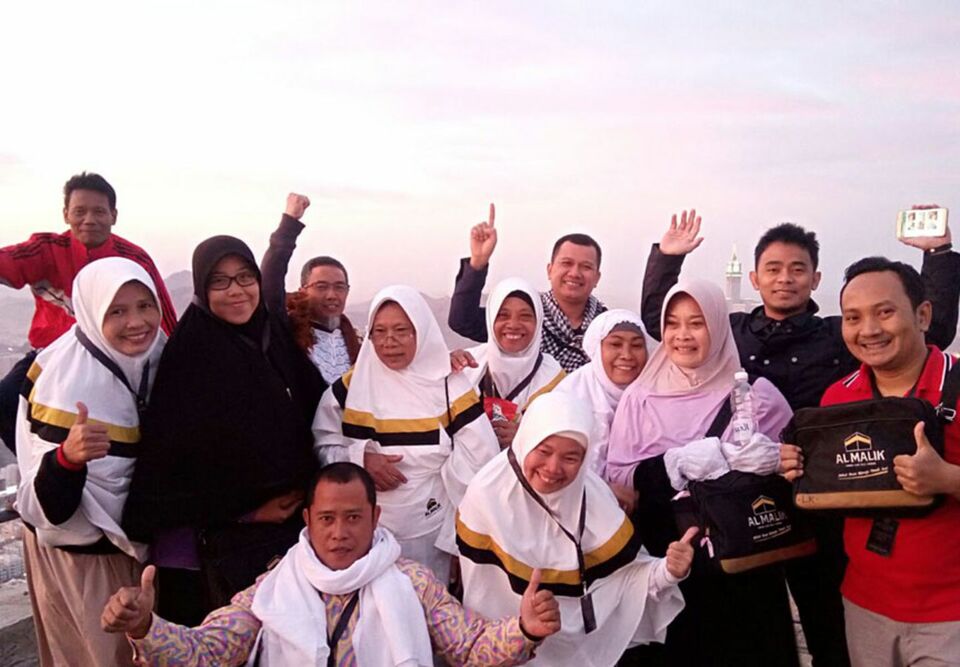 Indonesian pilgrims pose for a photo during the umrah or the minor pilgrimage to the holy city Mecca. (Photo courtesy of Umroh.com)