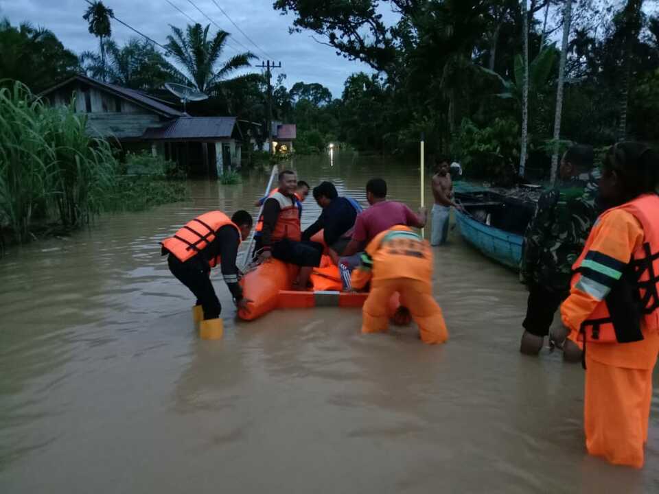 Rescuers evacuate flood victims in Central Tapanuli, North Sumatra, on Wednesday. (Photo courtesy of the BNPB)
