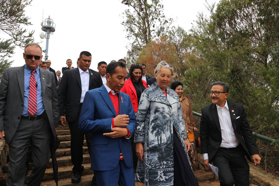 President Joko Widodo and National Capital Authority's Chief Executive Sally Barnes take a walk at Mount Ainslie, Canberra on Sunday. (Antara Photo/Desca Lidya Natalia)
