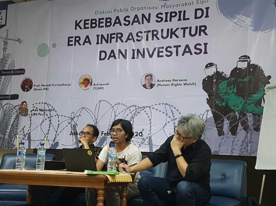 YLBHI director Asfinawati, center, Prof. Hariadi Kartodiharjo, left, and Andreas Harsono from Human Rights Watch at a public discussion on civil freedom in Jakarta on Monday. (JG Photo/Nur Yasmin)