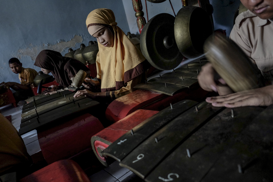 Students with visual impairments attend a gamelan training in Solo, Central Java, on Friday. (Antara Photo/Maulana Surya)
