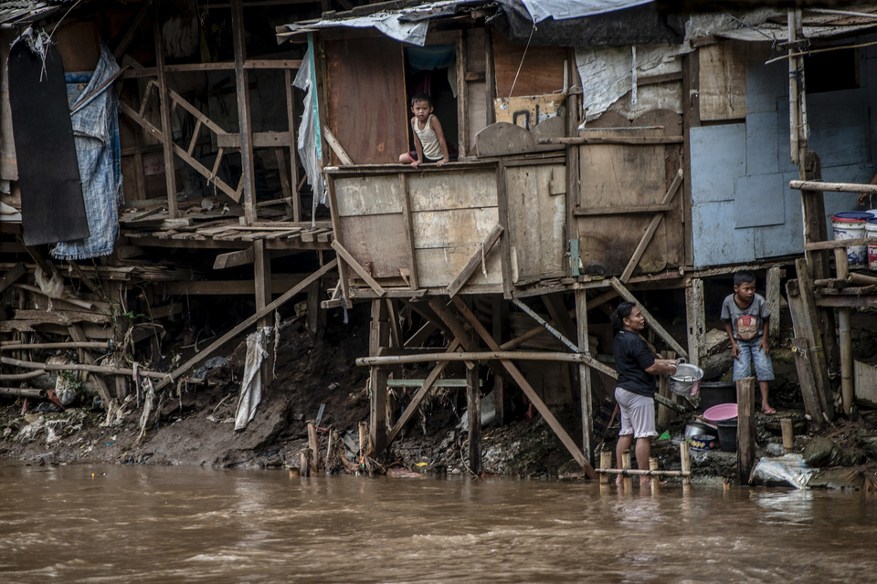 Dilapidated shacks on the banks of the Ciliwung River near Manggarai in South Jakarta on Friday. (Antara Photo/Aprillio Akbar)