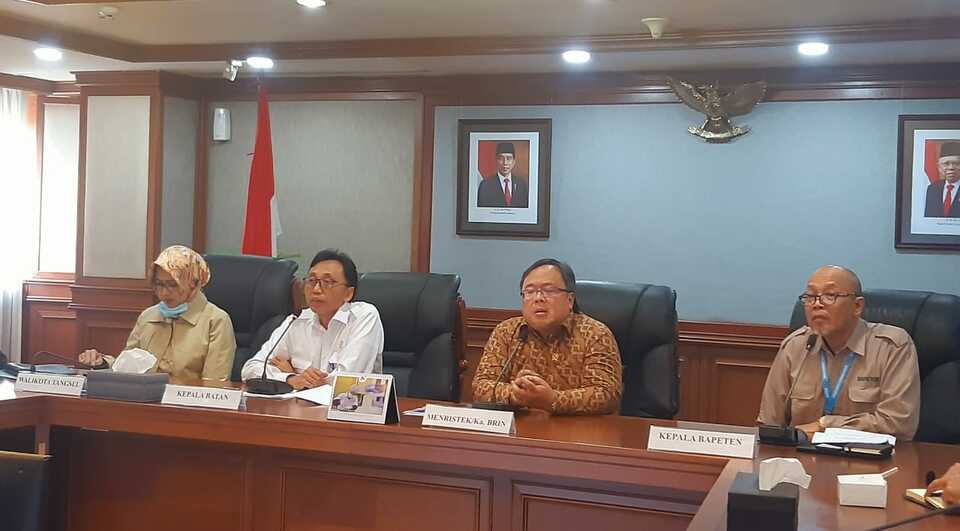 From left, South Tangerang Mayor Airin Rachmi Diany, Batan head Anhar Riza, Research and Technology Minister Bambang Brodjonegoro and Bapeten head Jazi Eko at a press conference in Jakarta on Tuesday. (JG Photo/Jayanty Nada Shofa)